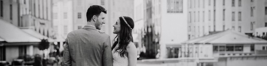 Hochzeitsfotograf in Köln fotografiert Paar in der Innenstadt